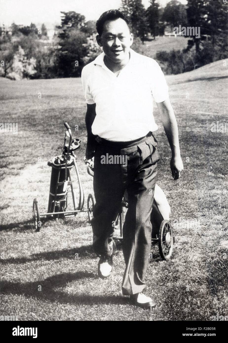 Lee Kwang Yew, Premierminister von Singapur, Golfen im Urlaub in der Schweiz. Mai 1962. Er leitete von Singapur von 1959 bis 1990, und ist mit seinen Übergang von einem kolonialen Stauwasser zu einer dynamischen asiatischen Wirtschaftsmacht gutgeschrieben. (CSU 2015 9 691) Stockfoto