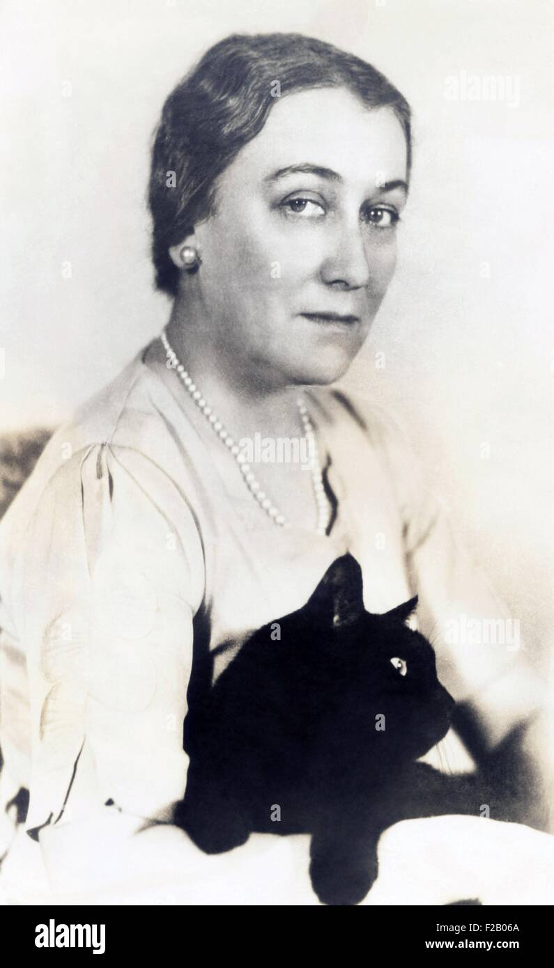 Sophie Kerr, berühmte Schriftsteller mit ihrem Haustier streunende Katze "Thomas Hardy". Ca. 1936. Ihre Romane und Kurzgeschichten mit Klasse und Geschlecht Problemen am Arbeitsplatz in der ersten Hälfte des 20. Jahrhunderts behandelt werden. (CSU 2015 9 680) Stockfoto