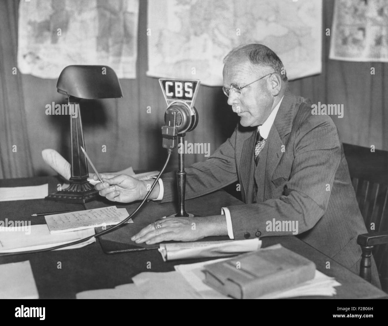 H.V Kaltenborn bei der CBS-Mikrofon, ca. 1938-1940 als Europa bewegte sich auf Krieg. Während der Krise von München im September 1938 er schlief im CBS Studio und Tag und Nacht aus bis zu dem Tag nach der Unterzeichnung des vier-Mächte-Abkommens am 29. September berichtet. Er spielte sich in zwei Filmen, Mr SMITH geht, WASHINGTON (1939) und THE DAY THE EARTH STOOD STILL (1951). T. (CSU 2015 9 674) Stockfoto