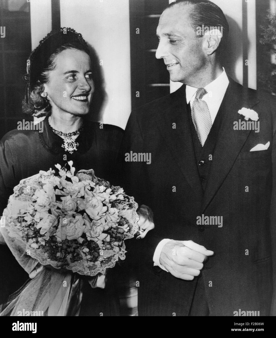 Frau Geoffery Gates, die ehemalige Frau Louise Macy Hopkins, Witwe des Beraters Harry Hopkins. 12. September 1947. Geoffery Gates war eine prominente New Yorker Architekten. Sie heirateten am Haus der Braut Schwester und Schwager, der Nicholas Ludington in Ardmore, Pennsylvania. (CSU 2015 9 1263) Stockfoto