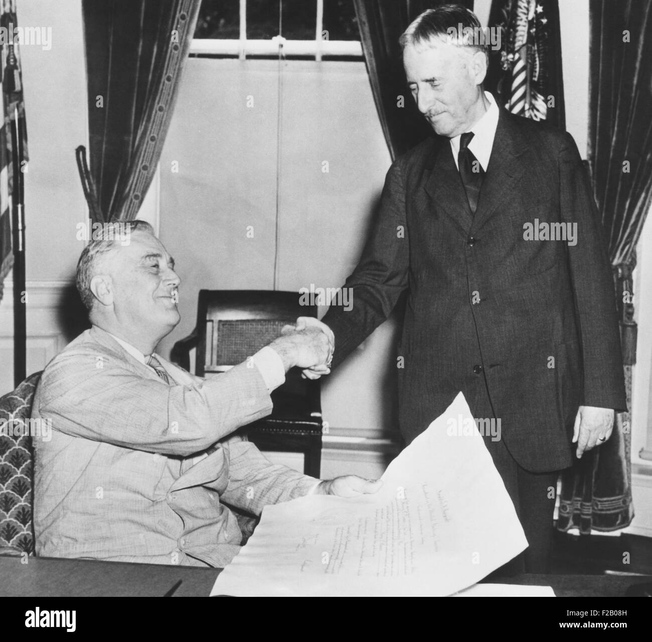 Präsident Franklin d. Roosevelt Händeschütteln mit seinem neuen Minister fuer Krieg, Republikaner Henry Stimson. 10. Juli 1940. FDR etabliert einen parteiübergreifenden Schrank während des zweiten Weltkriegs in Europa erweitert. (CSU 2015 9 1153) Stockfoto