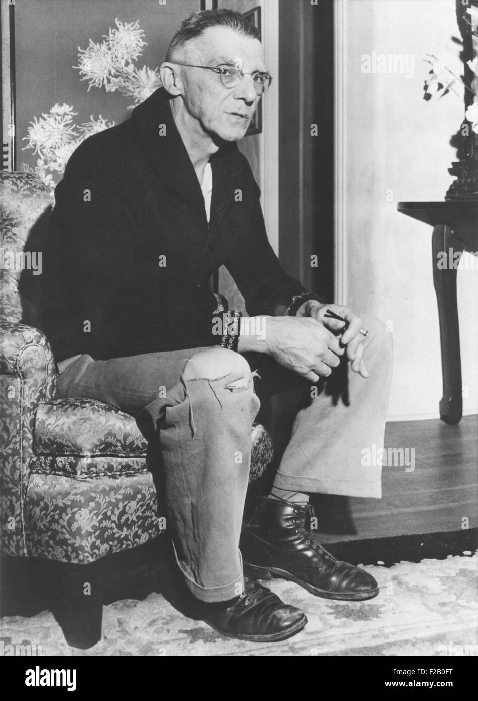 General Joseph Stillwell beurlaubt von seiner zweiten Weltkriegs asiatische Befehl, in China, Burma und Indien. 8. Mai 1943. Zu Hause entspannen, er stellte für Pressefotografen in einen Pullover, zerrissenen Hosen und Schuhe abgenutzt. (CSU 2015 9 1151) Stockfoto