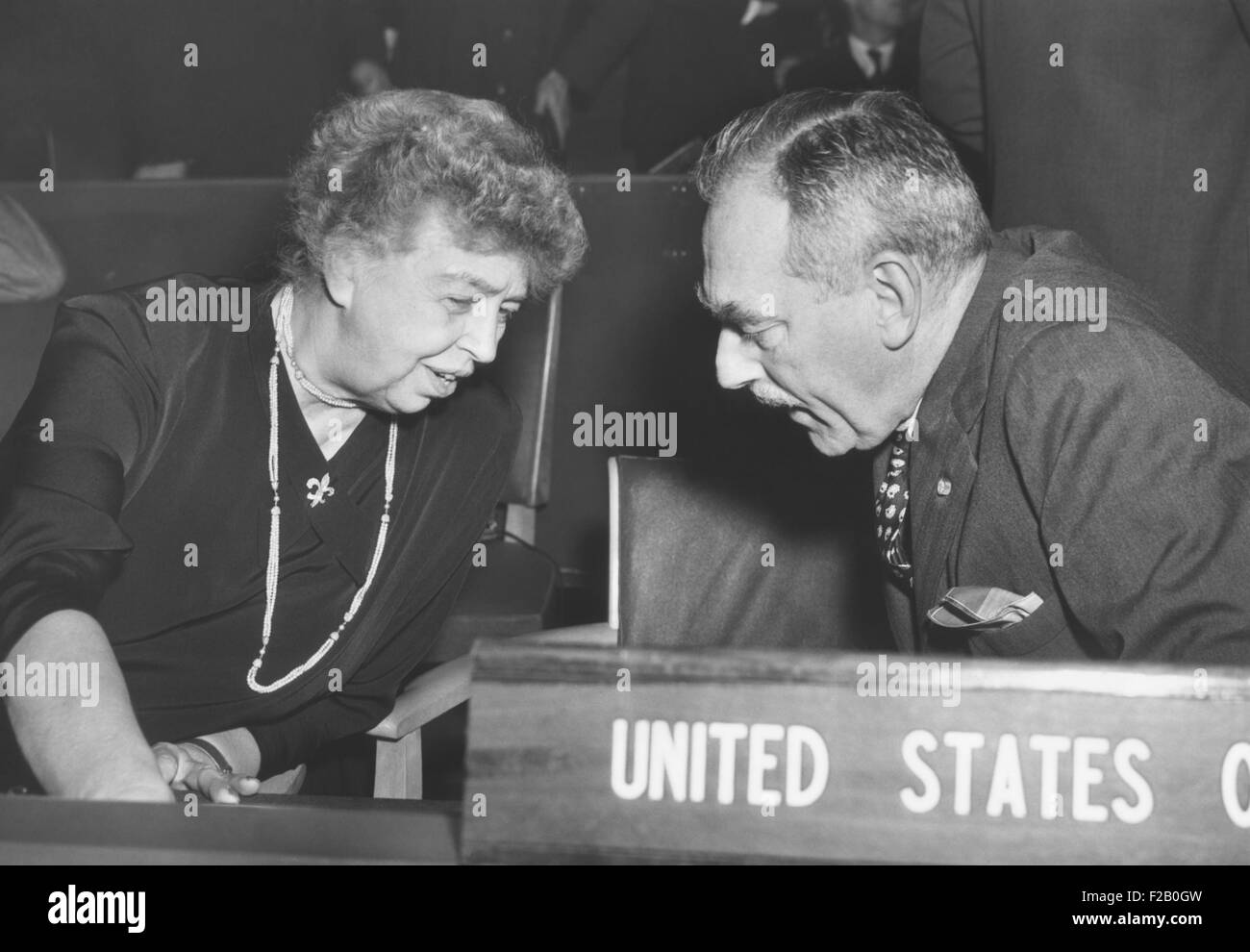Eleanor Roosevelt und Außenminister Dean Acheson an der Generalversammlung der Vereinten Nationen in Paris. Am 9. November. 1951 in der ersten amerikanischen Delegation bei den Vereinten Nationen berufen Präsident Harry Truman Roosevelt. Sie diente vom 31. Dezember 1945, bis 31. Dezember 1952, (CSU 2015 9 1123) Stockfoto