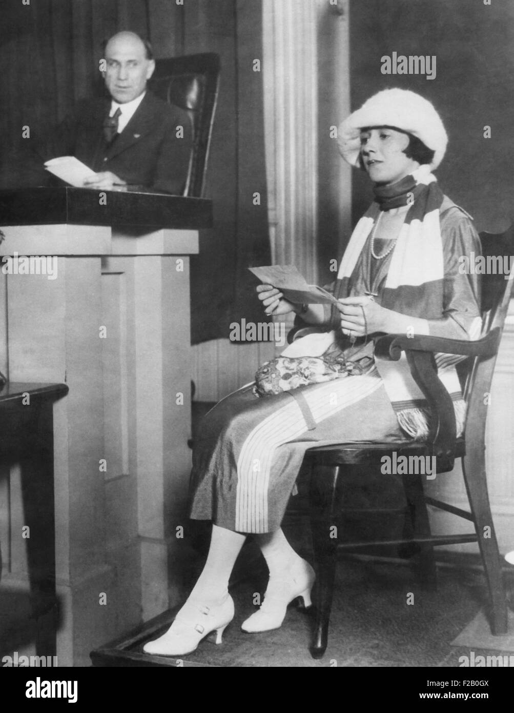 Jean Aker, vor Gericht ausgesagt über den Status ihrer Ehe mit Rudolph Valentino. 5. Juni 1922. Am 13. Mai 1922 vor seiner Scheidung unanfechtbar war heiratete Valentino Alla Nazimova. Mit Valentino angeklagt Bigamie, das Paar hatte ihre Ehe für nichtig erklärt und seit einem Jahr getrennt. Sie heiratete im Jahre 1923 und 1925 geschieden. (CSU 2015 9 1122) Stockfoto