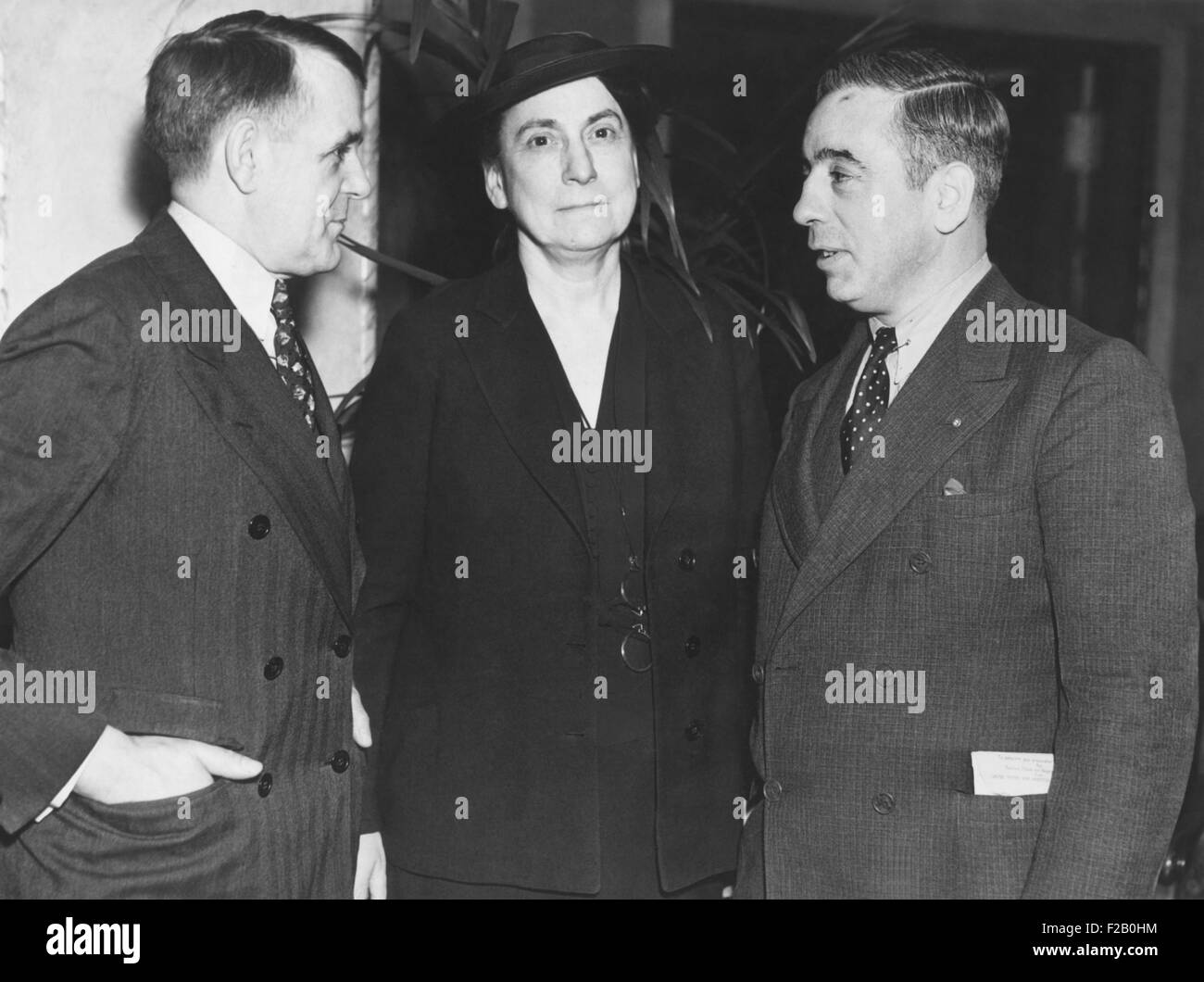 Grace Abbott (Mitte)-Delegat, der internationalen Arbeit Konferenz in Genf, Schweiz. 19. Mai 1937. Abbott führte Anfang des 20. Jahrhunderts Kampf gegen Kinderarbeit und verbesserte Kind und mütterliche Gesundheit. L-r: Robert J. Wall, s der Massachusetts State Federation of Labor; Prof. Abbott; Francis J. Korman, Präsident der Vereinigten Textile Workers of America (CSU 2015 9 1103) Stockfoto