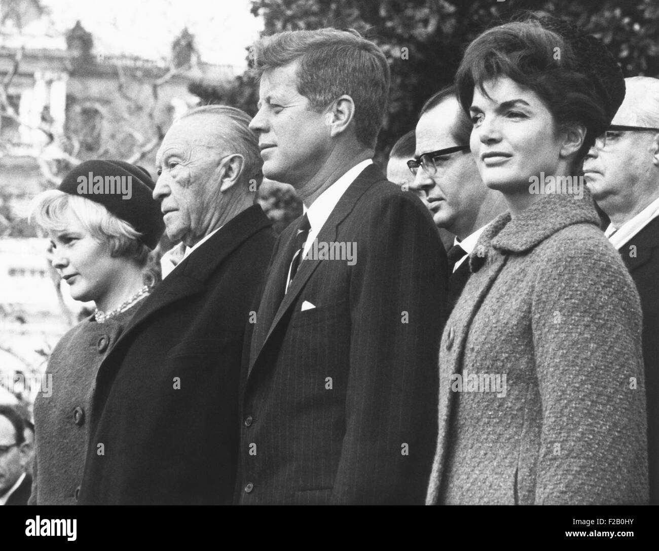 Bundeskanzler Konrad Adenauer erhielt vollen militärische Ehren am weißen Haus Zeremonie. 4. November 1962. L-r: Frau Libeth Werhahn, Tochter des Kanzlers; Bundeskanzler Adenauer; Präsident Kennedy und Frau Jacqueline Kennedy. (CSU 2015 9 1096) Stockfoto