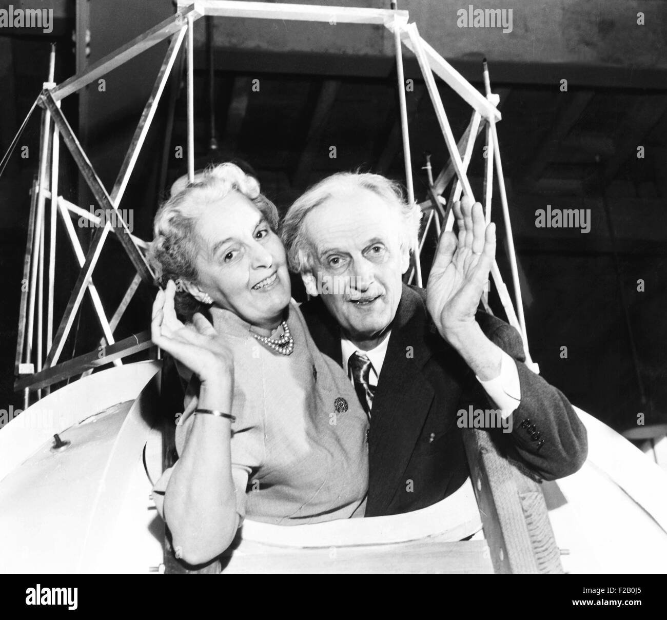 Jean und Jeannette Piccard in der Gondel des Piccards 1934 Aufstiegs in die Stratosphäre. 17. März 1952. Das Paar plante 19 Meile Aufzug in die Stratosphäre, kosmische Strahlung und das Licht vom Mars zu studieren. (CSU 2015 9 1089) Stockfoto
