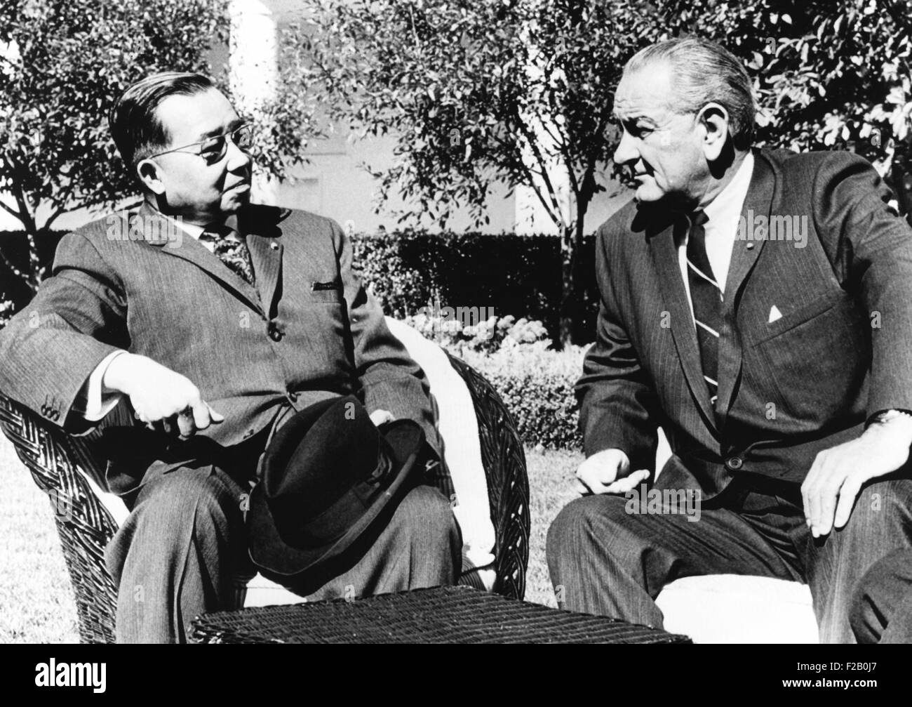 Prinz Souvanna Phouma (links), Premierminister von Laos, trifft sich mit Präsident Lyndon Johnson. 20. Oktober 1967. Der Premierminister war besorgt, amerikanischen und südvietnamesischen Truppen seines Landes bei der Verfolgung der nordvietnamesischen Streitkräfte. (CSU 2015 9 1087) Stockfoto