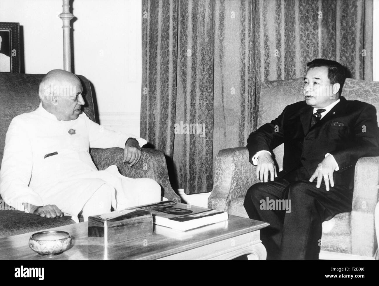 Prinz Souvanna Phouma (rechts), Premierminister von Laos, traf sich mit indischen Premier Jawaharlal Nehru. 5. November 1963. Die neutralistische Souvanna Phouma war Premierminister von Juni 1962-1975, wie Laos durch den Vietnam-Krieg an seiner Ostgrenze gestört wurde und es eigenen kommunistischen Aufstand der Pathet Lao ist. (CSU 2015 9 1086) Stockfoto