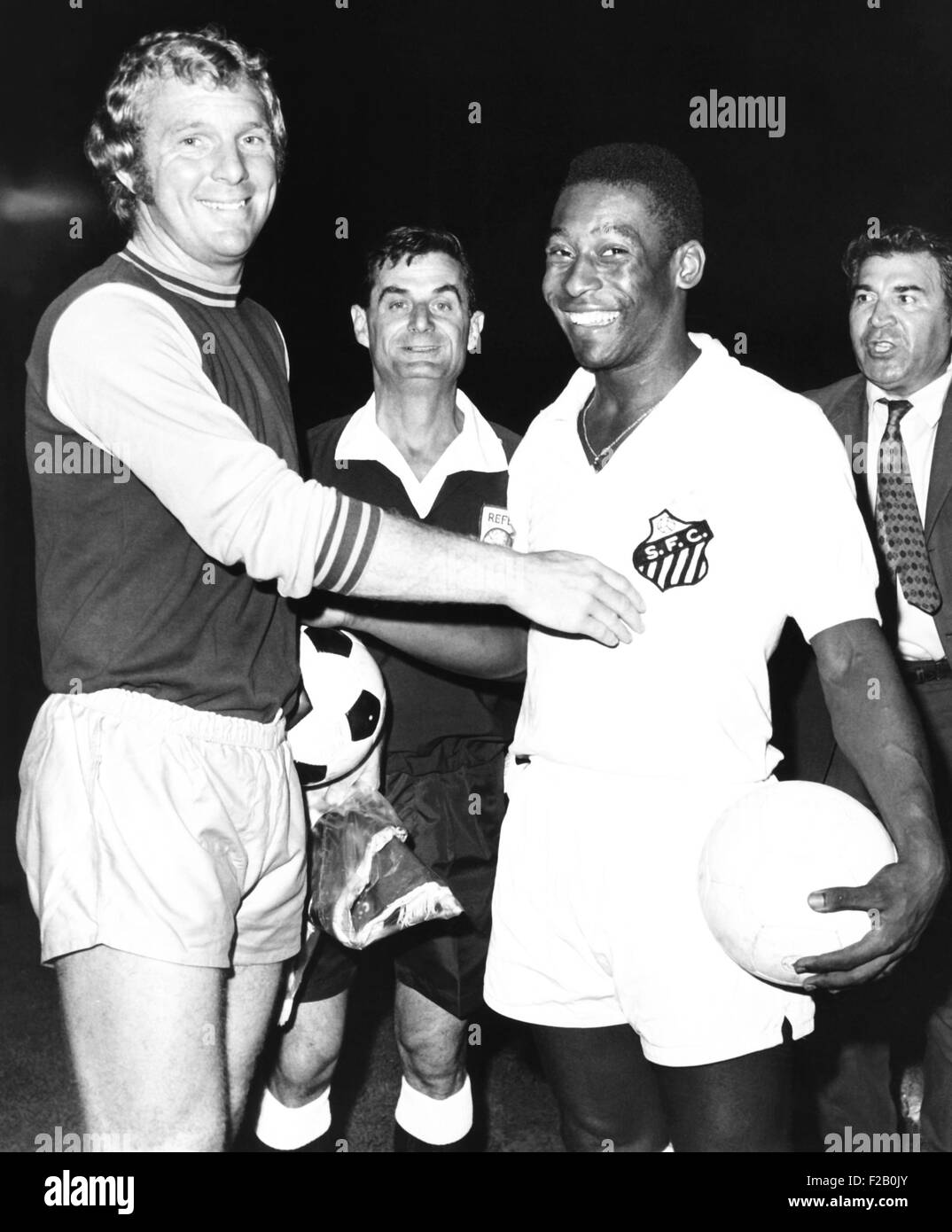 Pele von Santos von Brasilien mit Bobby Moore, der Läufer von West Ham United, England. Sie spielten ein Fußballspiel auf New Yorks Randall Insel am 22. September 1970. Das Spiel endete mit einem 2: 2 Unentschieden. (CSU 2015 9 1066) Stockfoto
