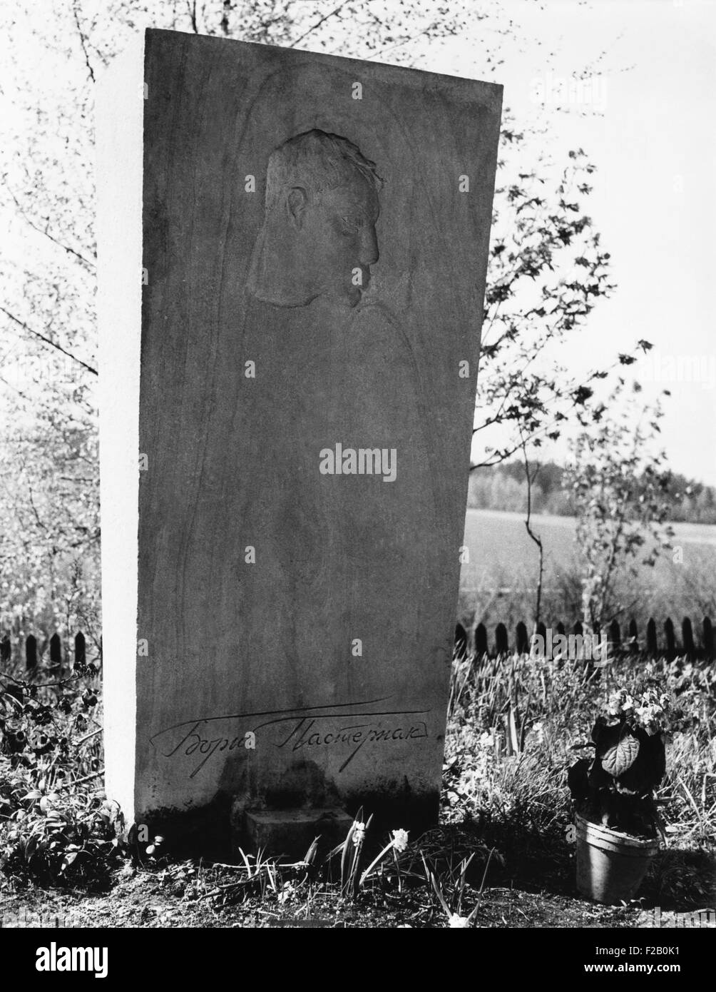 Boris Pasternak das Grab auf einem Russisch-Orthodoxen Friedhof in Peredelkino bei Moskau. Mai 1966. Zum Zeitpunkt seines Todes war Pasternak mit der sowjetischen Regierung in Ungnade. (CSU_2015_9_1062) Stockfoto