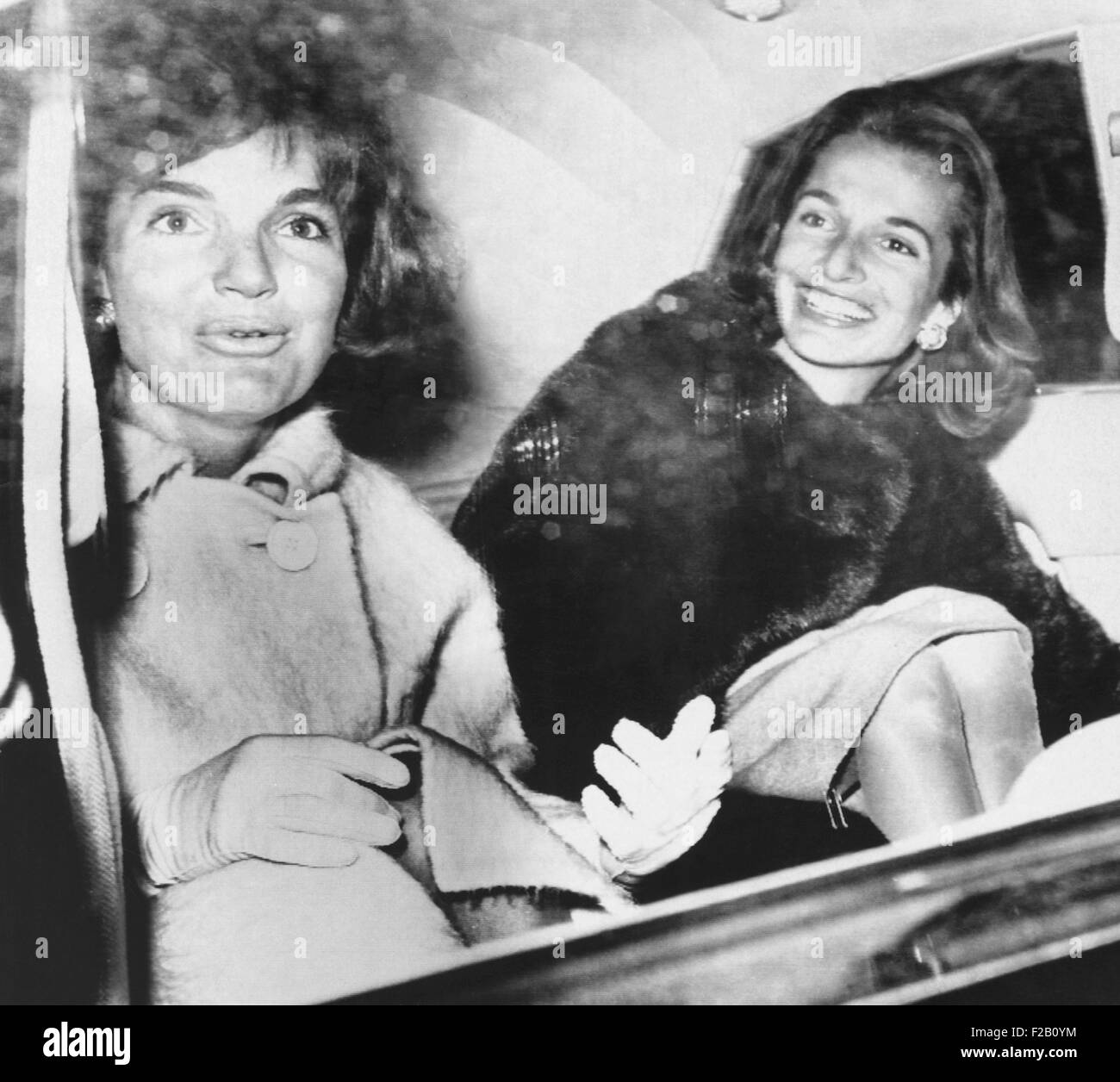 Jacqueline Kennedy, tan aus einer Woche Urlaub in Florida mit ihrer Schwester Lee Radziwill. Sie sind in einer Limousine in Washington, Stockfoto