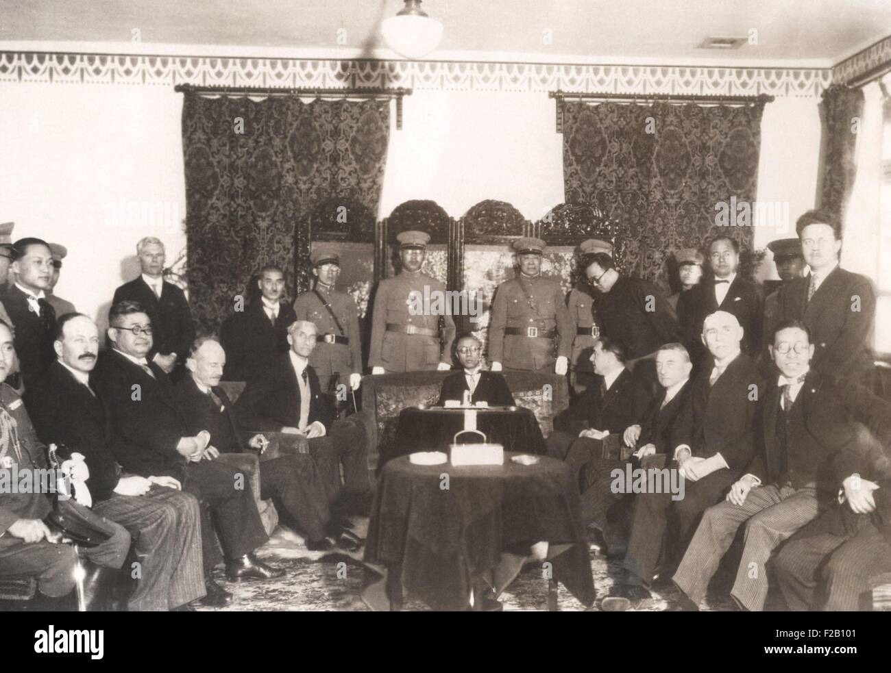 Kaiser von Manchukuo, Henry Pu Yi, trifft sich mit Liga von Nationen Kommission. Die Liga versucht, die Ursachen zu bestimmen die Stockfoto