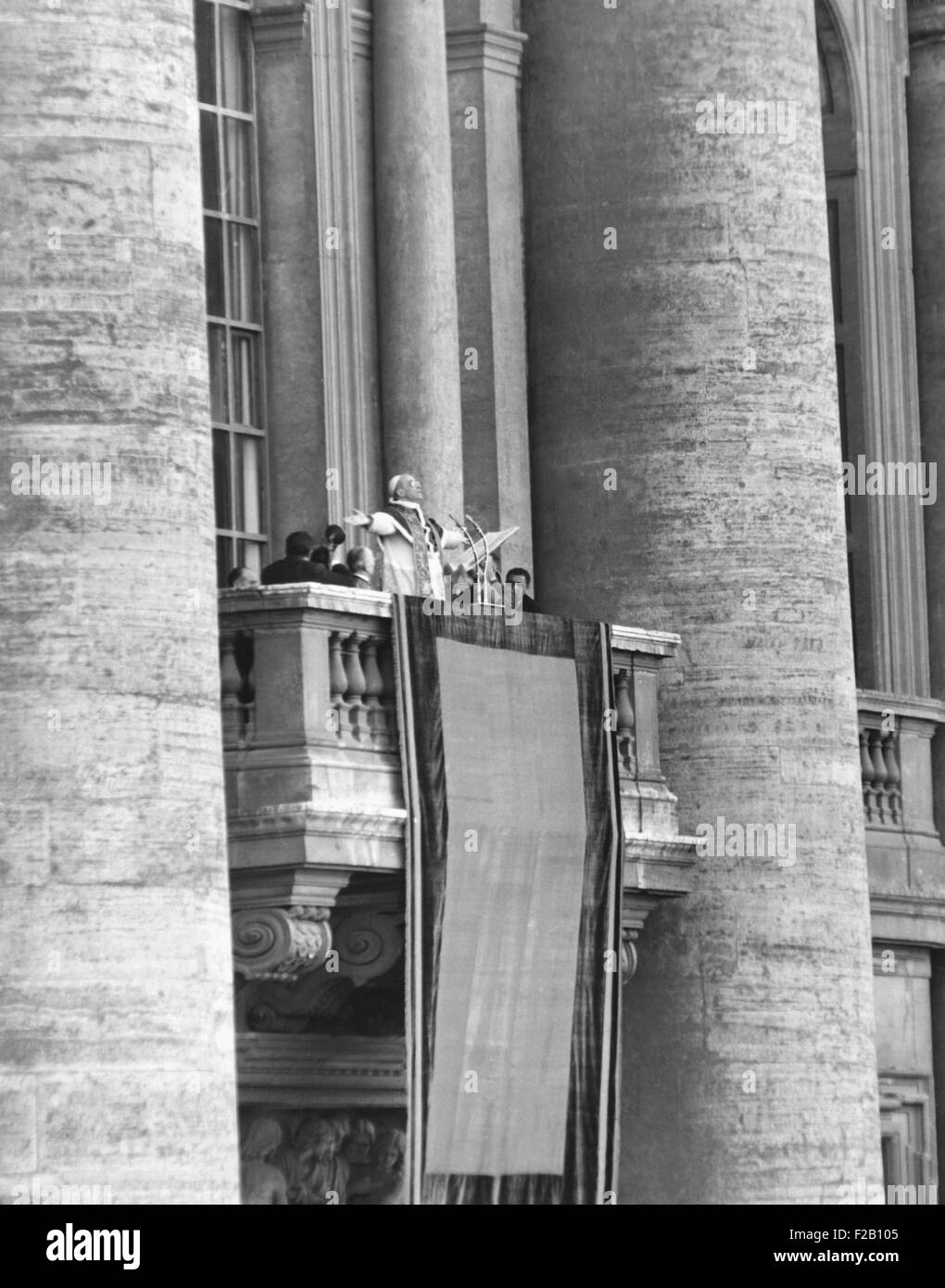 Papst Pius XII behandelt eine Menge von 150.000 vom Balkon des Petersdom, 24. März 1953. (CSU 2015 9 1007) Stockfoto