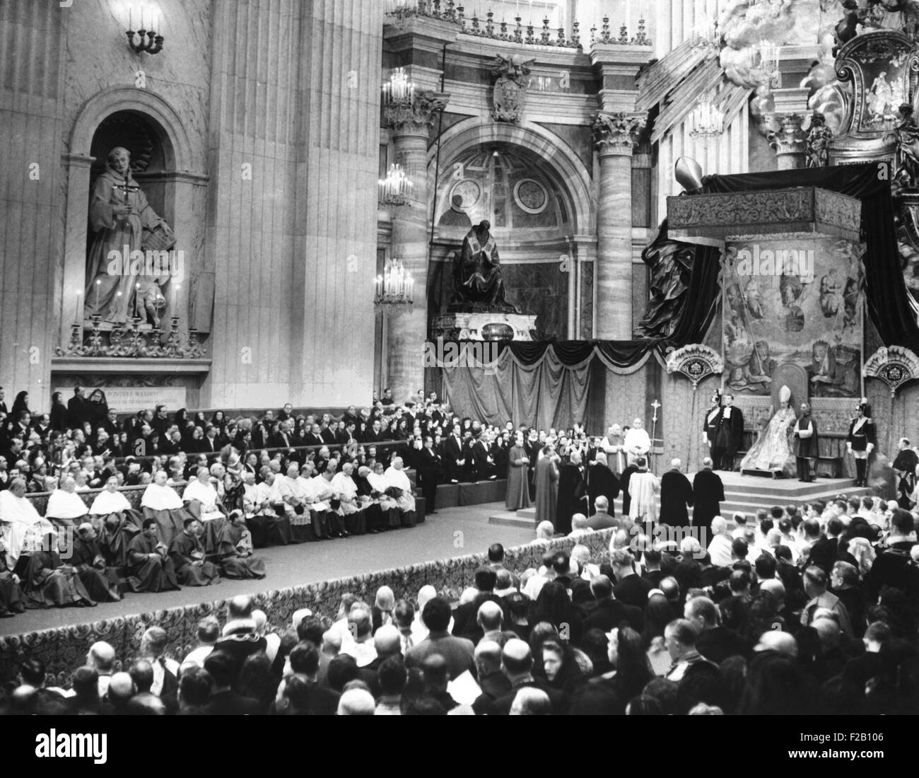 Papst Pius XII auf einem überdachten Thron bei St. Peter, verliehen die Red Hat nach 17 neue Kardinäle. 17. Januar 1953 (CSU 2015 9 1006) Stockfoto
