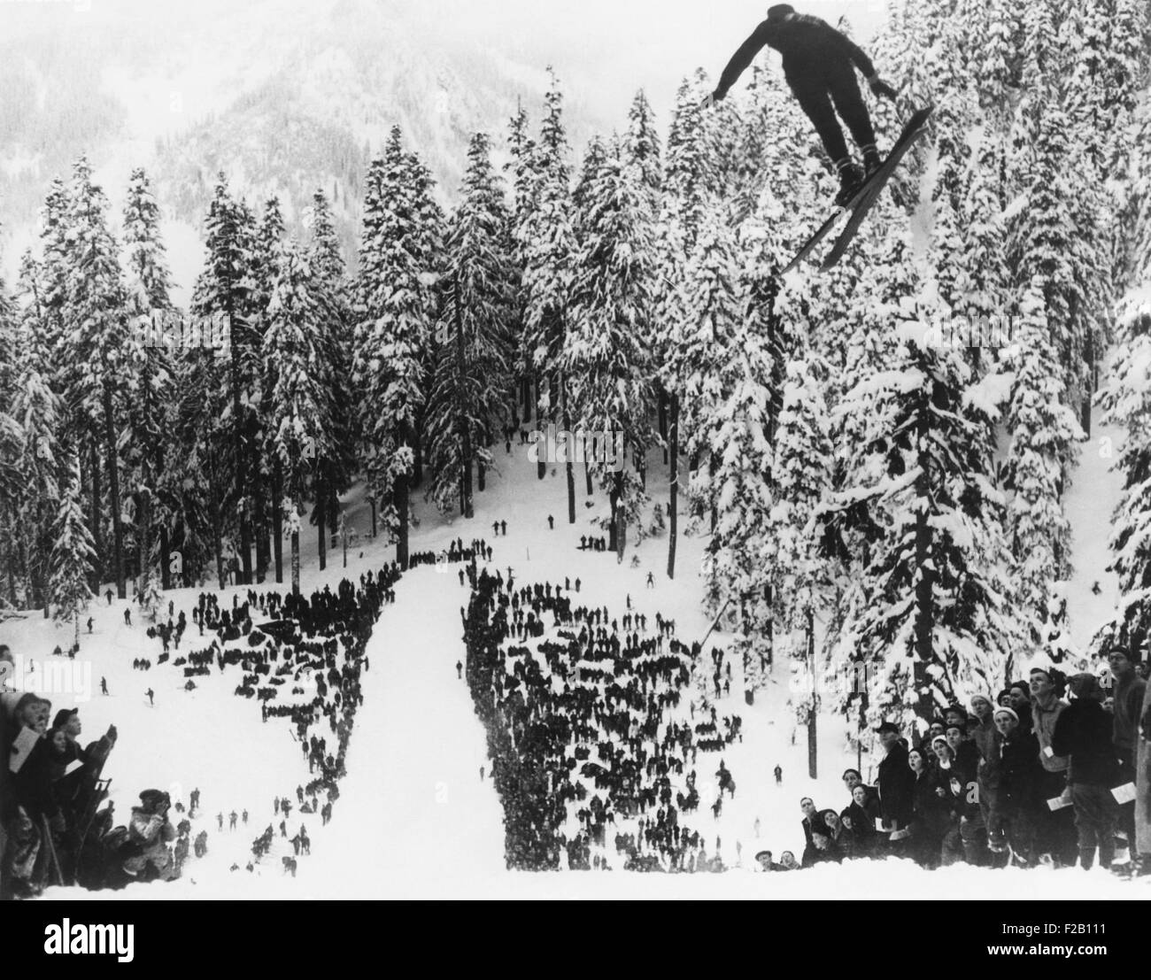 Nordal Kaldahl von Kanada gewann die Northwest Skispringen, Big Hill, Cascade Mountains. 2. Februar 1933, Snoqualmie Pass, Washington State. (CSU 2015 8 671) Stockfoto