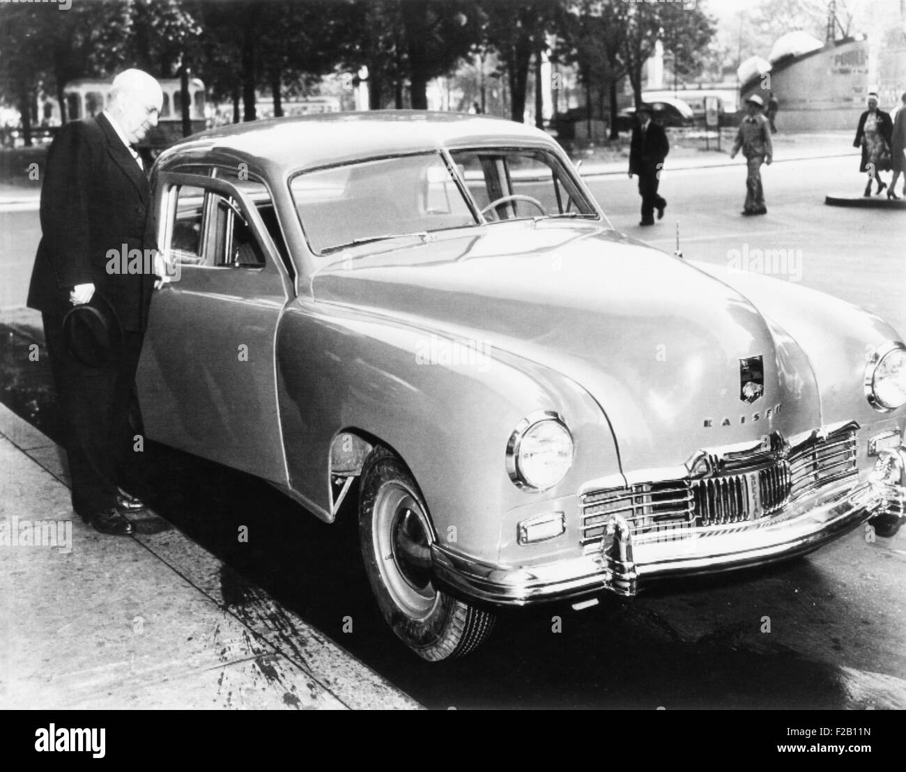 Henry Kaiser öffnet die Tür vom ersten Kaiser Spezial-Fließband kommen, kann 31,1946. Kaiser Motors produziert Autos bis 1955. (CSU 2015 8 656) Stockfoto