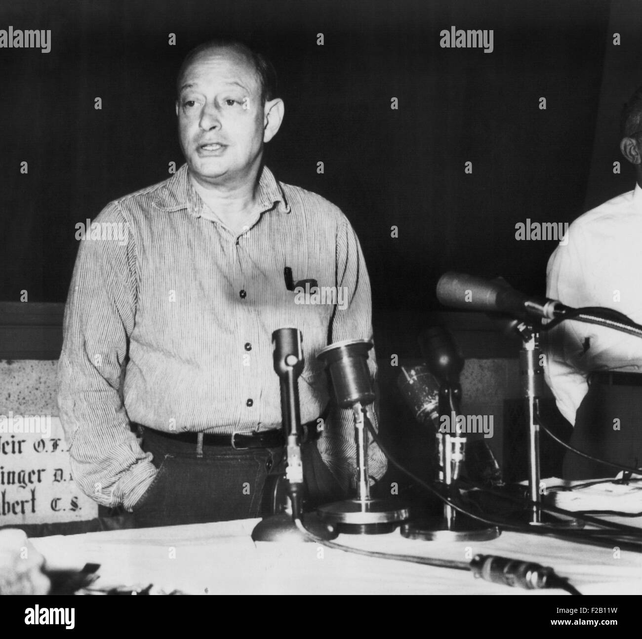 Nathan Leopold, 52 Jahre alt, spricht vor der Presse in Statesville Strafanstalt, 31. Juli 1957. Der berühmte Mörder hatte nur executive Begnadigung von Gouverneur William Stratton verweigert. Als er 19 war, wurde er mit Richard Loeb die 1924 verurteilt "Mord an Bobby Franks begeistern". (CSU 2015 8 652) Stockfoto