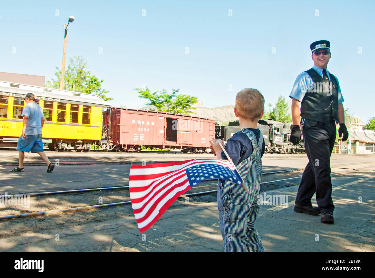 Junge wehende Flagge am Zugführer Bahnhof Stockfoto