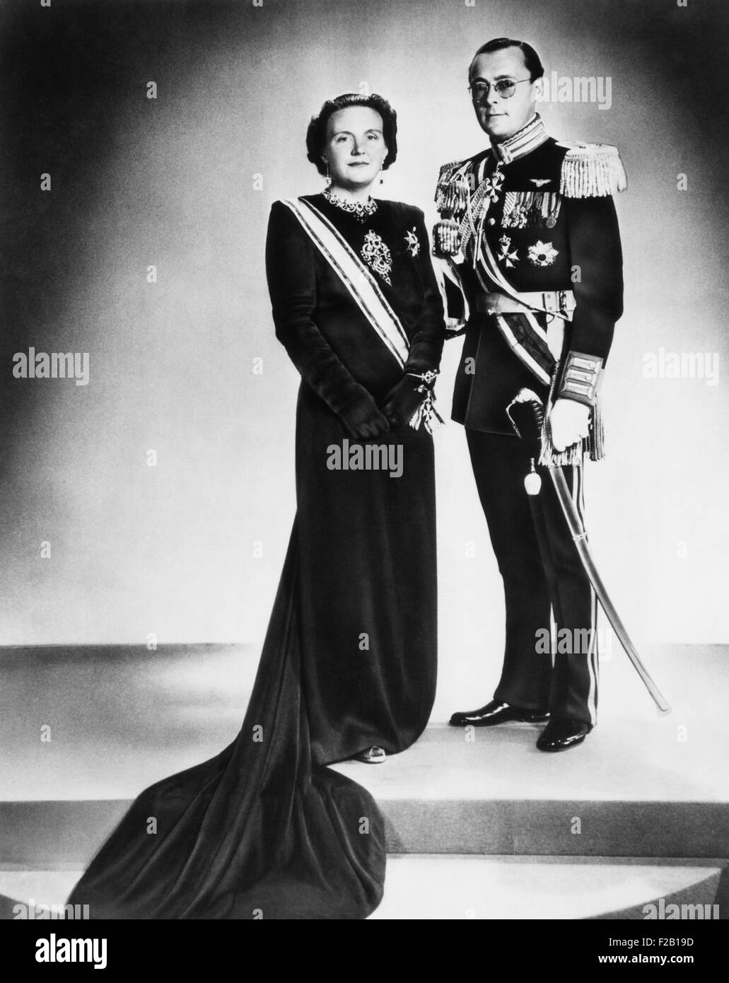 Königin Juliana der Niederlande und ihr Gemahl, Prinz Bernhard, über ihren Beitritt zum Thron. Es gelang ihr, die Königinmutter 68-Year-Old, Wilhelmina, die für nach einer Regierungszeit von 50 Jahren abdankte. 10. September 1948. (CSU_2015_8_641) Stockfoto