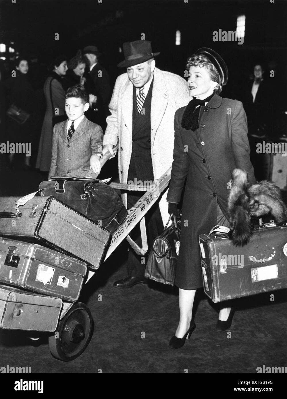 Helen Hayes mit ihrem Ehemann Charles MacArthur und Adoptivsohn, Jamie McArthur. Sie sind auf der United States Line Pier, ca. 1949. (CSU 2015 7 455) Stockfoto