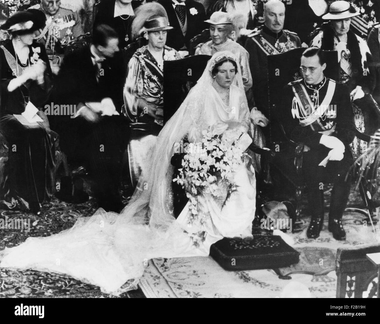 Hochzeit von Prinzessin Juliana der Niederlande und ihr Ehemann, Prinz Bernhard von Lippe-Biesterfeld. 7. Januar 1937. Hinter Juliana Königin Wilhelmina und der Königin richtig ist Prinzessin Armgard, Mutter des Bräutigams. (CSU 2015 8 639) Stockfoto