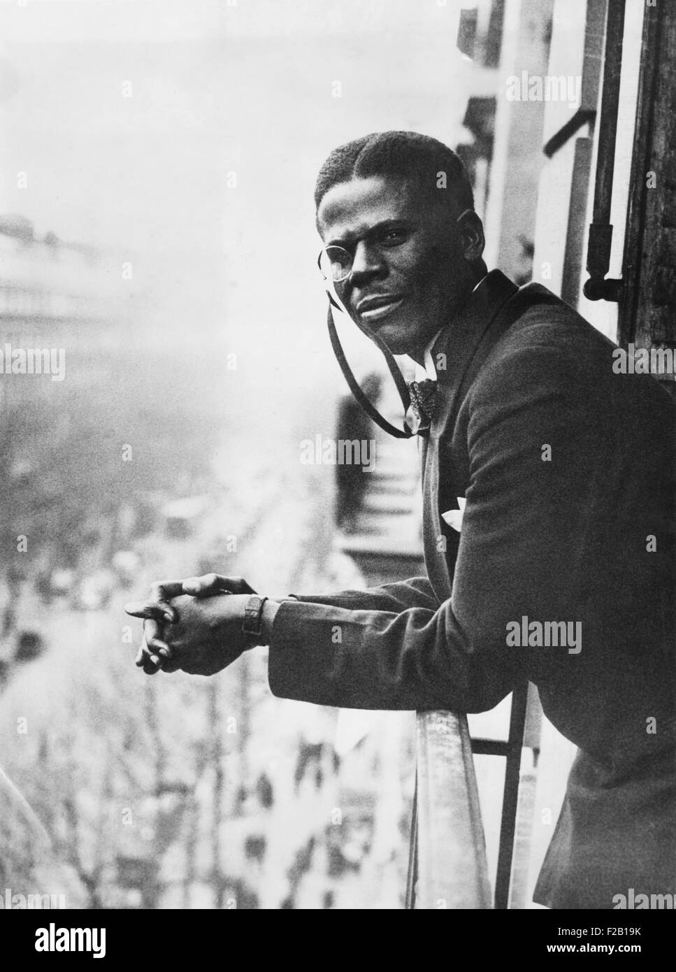 Hubert Julian, der "schwarze Adler", in Paris, 6. Dezember 1935. Julian bekam in Äthiopien in einen Kampf mit seinem afrikanischen amerikanischen Rivalen, Stockfoto
