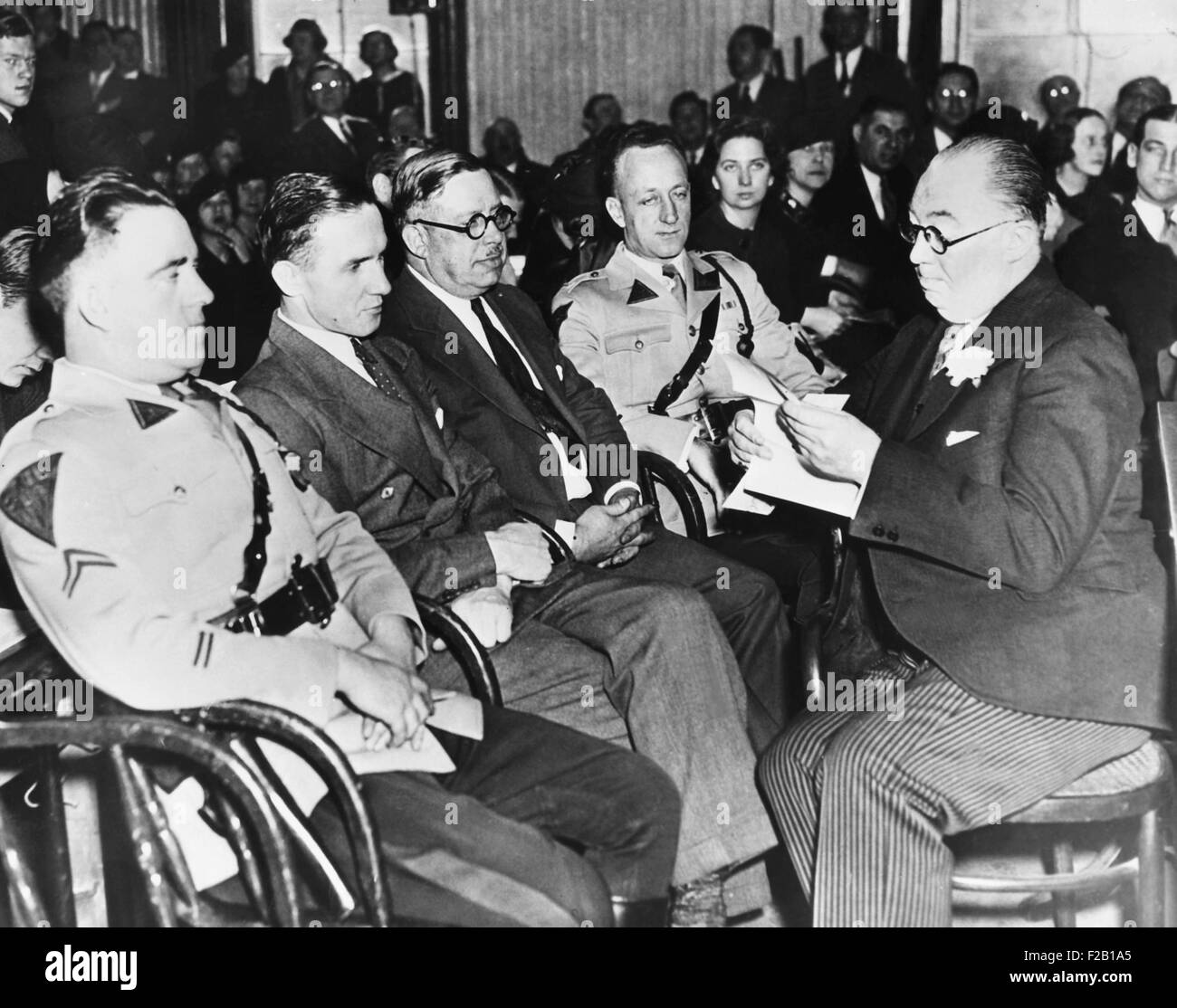 Bruno Hauptmann (2. aus Filz) sitzt zwischen State Troopers und ein Sheriff in seinem Prozeß. Auf der rechten Seite Papier halten ist Hauptmanns Verteidiger, Reilly. Hunterdon County Courthouse, Flemington, NJ 14. Januar 1935. (CSU 2015 7 448) Stockfoto