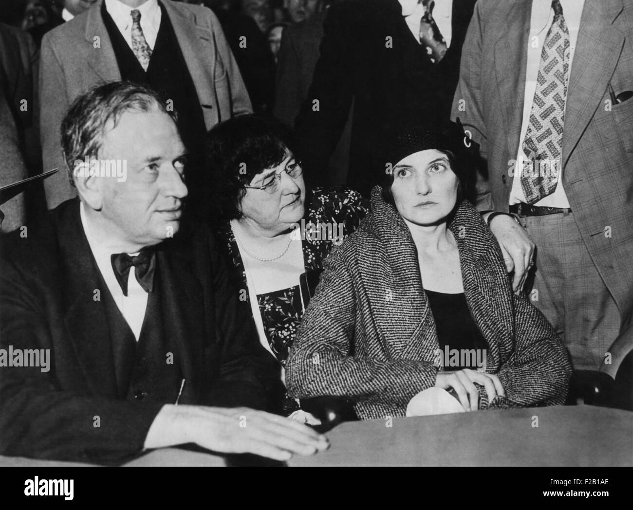 Phoenix-Stamm-Mörderin während ihrer Anklage in Los Angeles am 26. Oktober 1931. L-r: Louis P. Russell, Rechtsanwalt; Ann Hamilton, Polizistin; und Winnie Ruth Judd. Sie hatte eine bandagierte Rechte Hand, was sie sagte, in einem Kampf der Selbstverteidigung mit den getöteten Frauen erschossen wurde. Maggie Smith, ein Judd wie Magd in KEEPING MUM, 2005 British Film lose basiert auf Judds Geschichte gespielt. (CSU 2015 8 628) Stockfoto