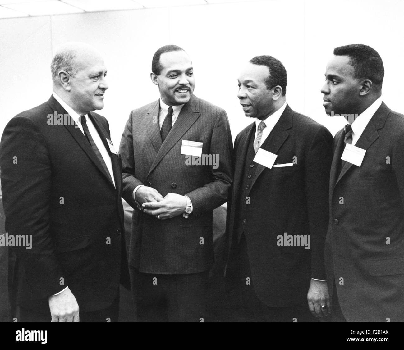 Drei afroamerikanische Bürgermeister mit Gehäuse und Urban, Entwicklung Sekretär, Robert Weaver. 1. Dezember 1967. L-r: Weber; Bürgermeister Carl Stokes, Cleveland; Bürgermeister Herr Kommissar Walter Washington, Washington DC; und Richard Hatcher, Gary, Indiana. (CSU 2015 7 442) Stockfoto