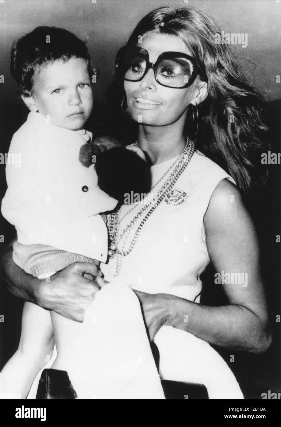 Sophia Loren hält ihren Sohn, Carlo Ponti, Jr., in Rom Leonardo da Vinci Airport. 31. Juli 1970 (CSU 2015 8 615) Stockfoto