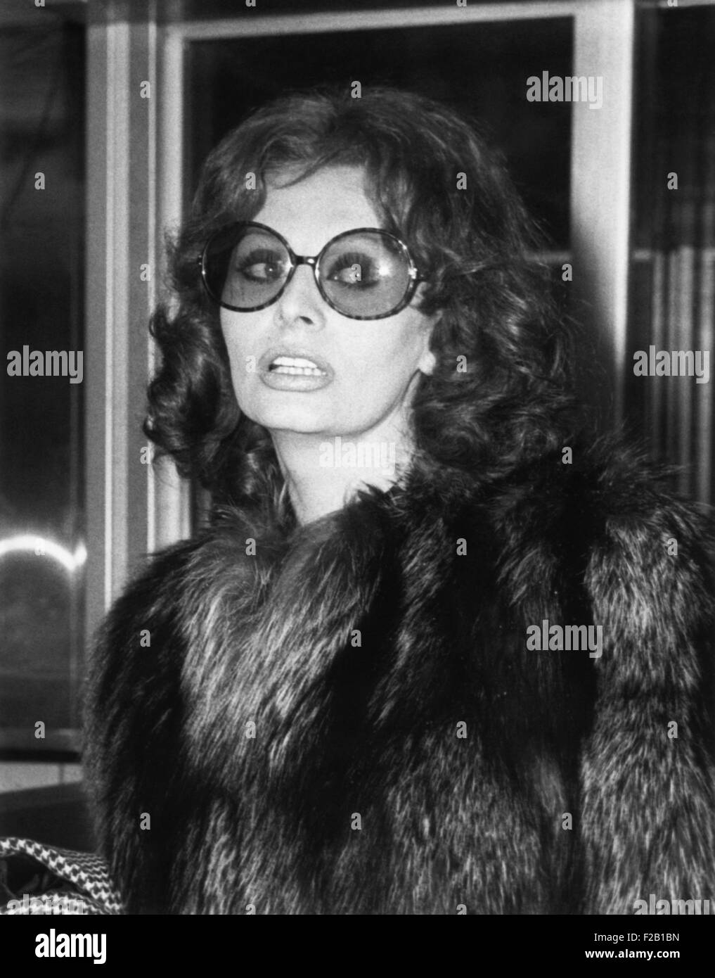 Sophia Loren in großen Sonnenbrille und Fell am Flughafen Rom, 14. Mai 1974. (CSU 2015 8 612) Stockfoto