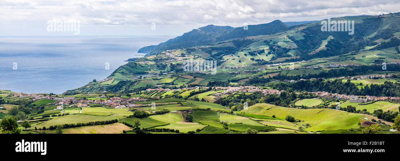 Panoramische Luftaufnahme von Povoacao in Sao Miguel, Azoren Stockfoto