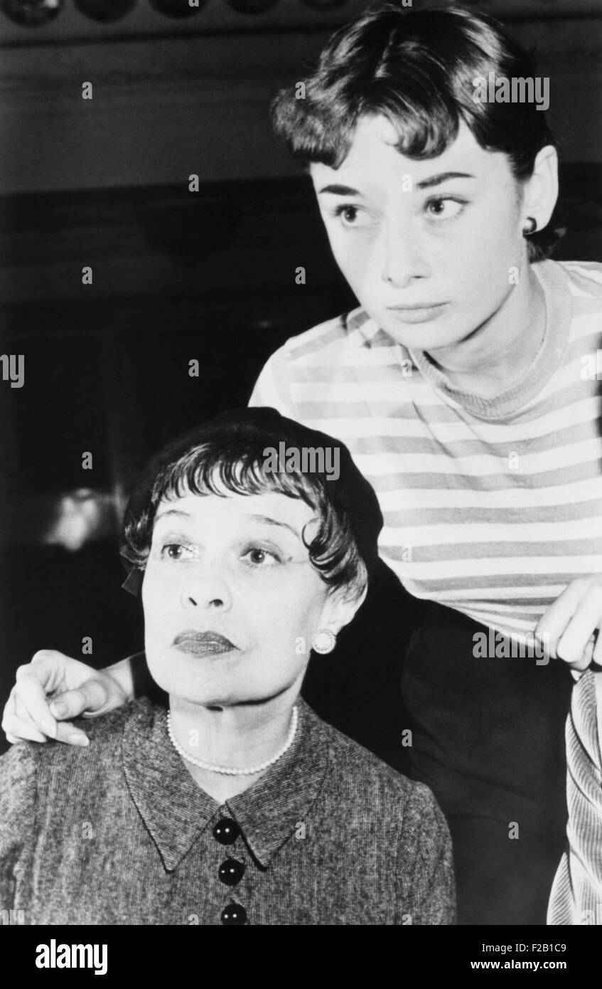 Schriftsteller und Dramatiker, Anita Loos mit der Schauspielerin Audrey Hepburn. Hepburn spielte die Titelrolle am Broadway, die 1952 spielen "Gigi" von Anita Loos Colettes 1944 Novella angepasst. (CSU 2015 8 607) Stockfoto
