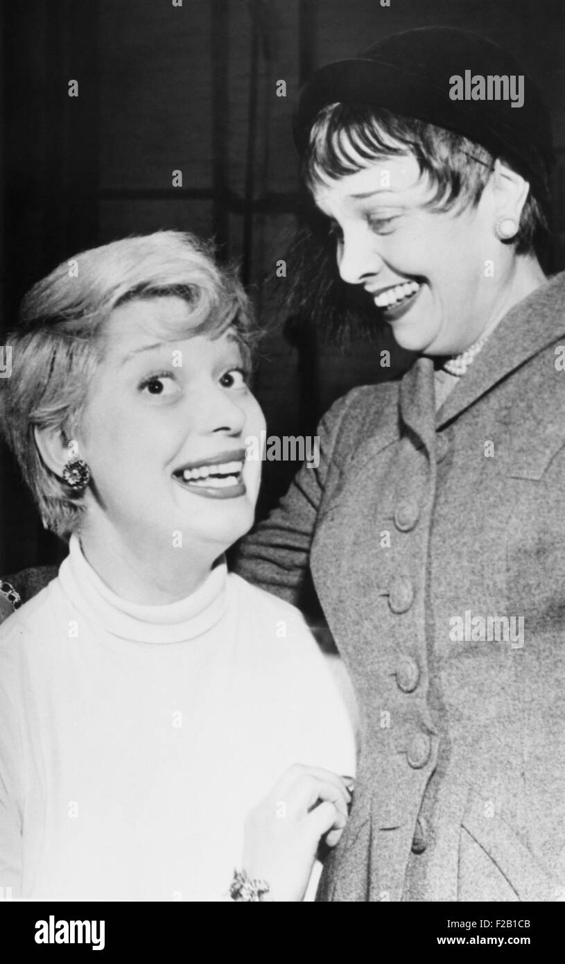 Anita Loos mit Carol Channing, Lorelei in "Blondinen bevorzugt" im Jahre 1949 spielte. Das Broadway-musical wurde im Jahre 1953 verfilmt mit Marilyn Monroe und Jane Russell. (CSU 2015 8 606) Stockfoto
