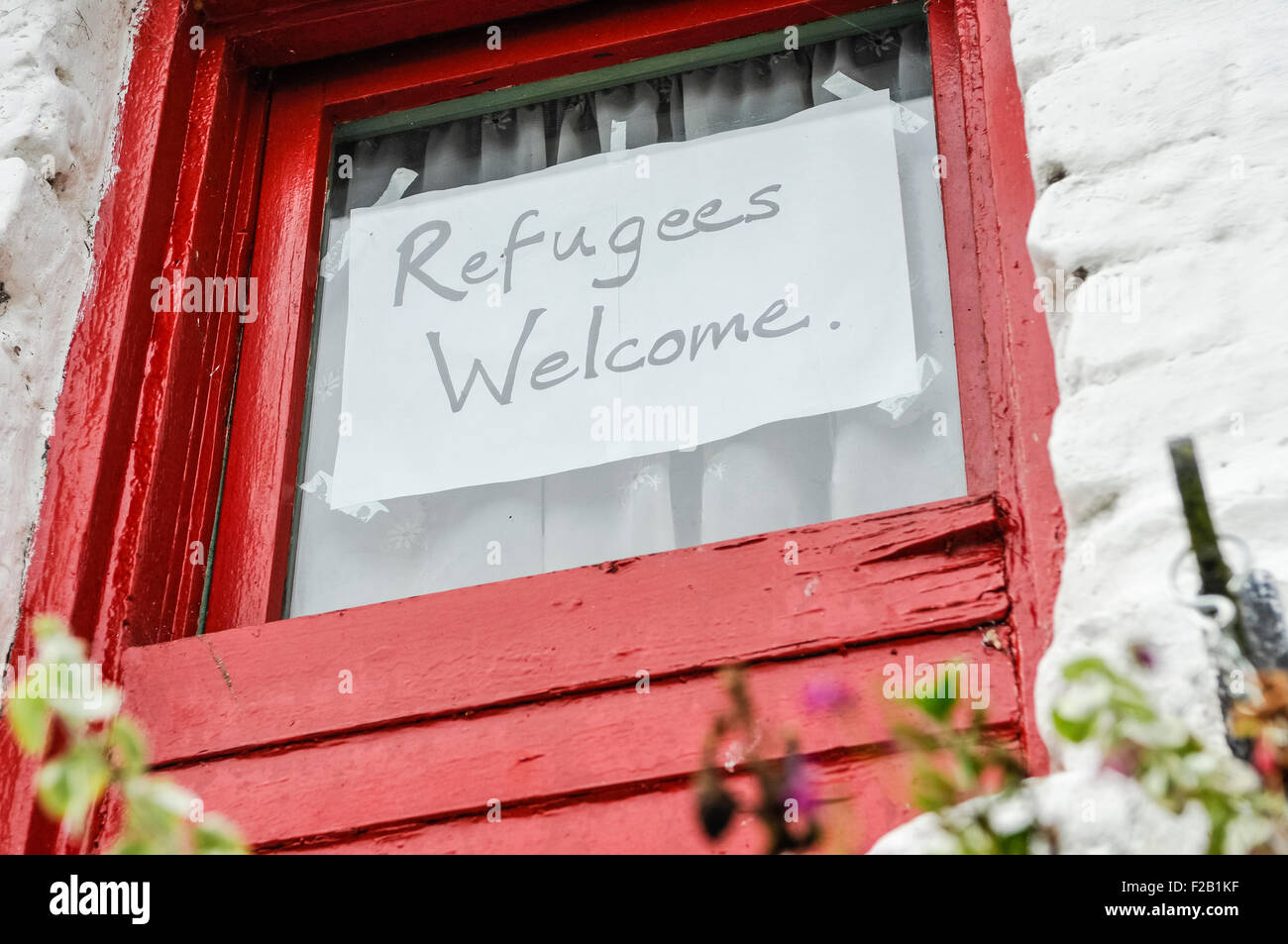 Zeichen auf ein Fenster 'Flüchtlinge willkommen" Stockfoto