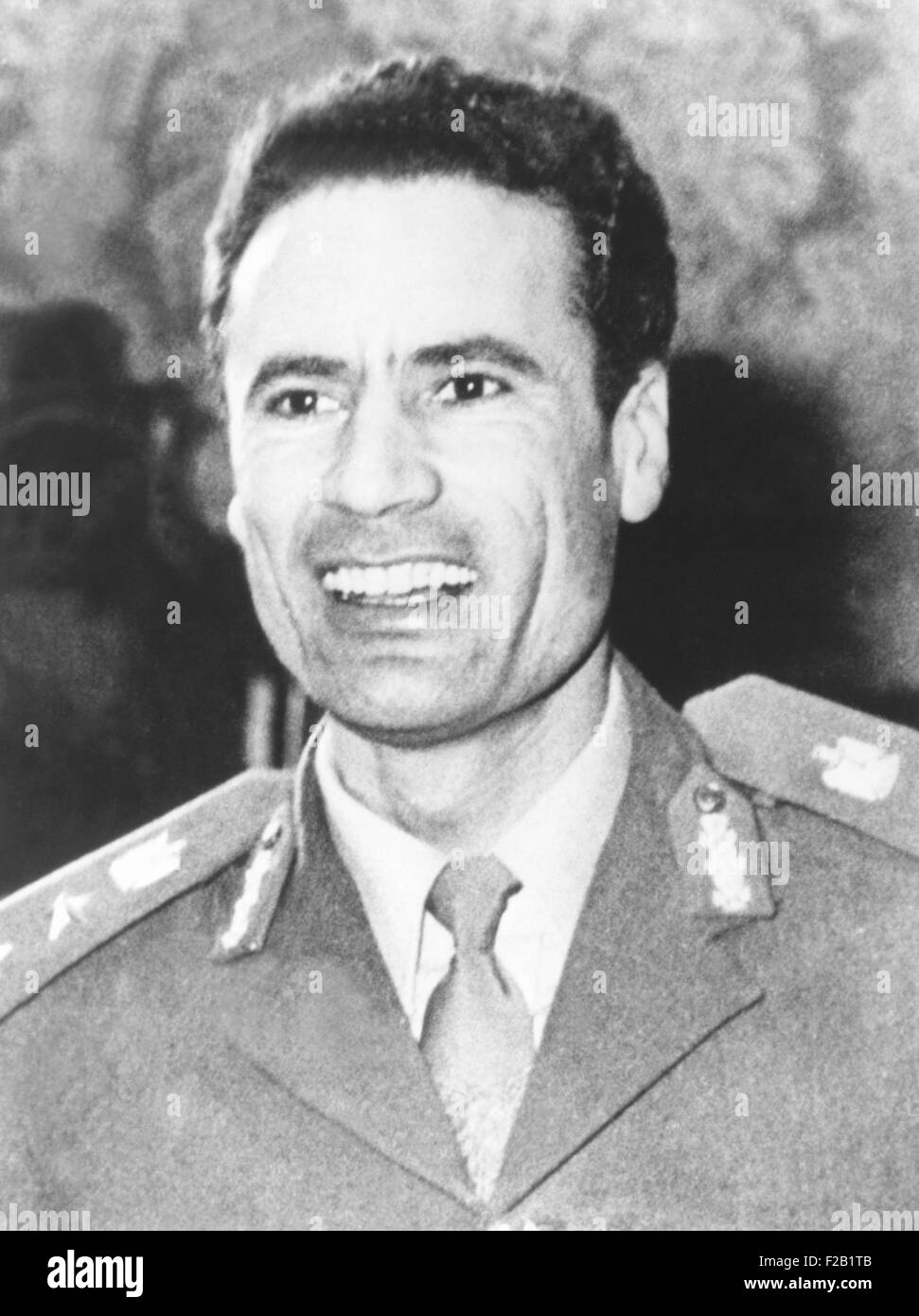 1974-Foto von Muammar Gaddafi, die nach 1969 Staatsstreich die Macht in Libyen kam. Er regierte als "revolutionäre Vorstandsvorsitzender der Libysch-Arabischen Republik" von 1969 bis 1977, und dann als "Brüderlichen Leader" von der großen sozialistischen Volksrepublik Libysch-Arabische Dschamahirija, von 1977 bis 2011. Volks-Dschamahirija war ein Begriff von Gaddafi, normalerweise übersetzt als "Staat der Massen". (CSU 2015 7 416) Stockfoto