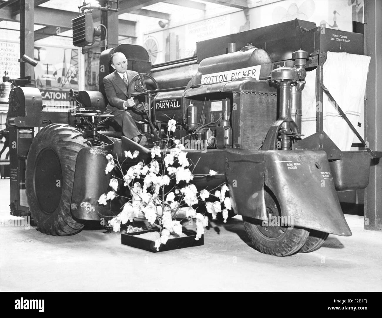 Mechanische Baumwollpflücker in 1936 entwickelt. Maschine Erntemaschinen verwandelt Baumwolle Landwirtschaft nach Einführung der 1930er Jahre. Die Stockfoto