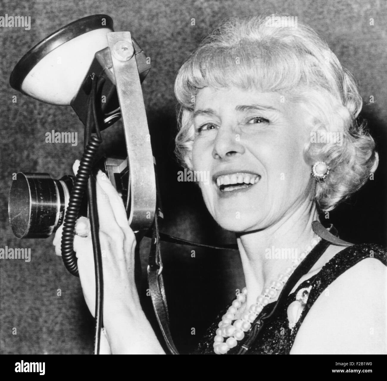 Clare Booth Luce probiert ein Fotograf die Kamera bei einem "Go mit Goldwater" Abendessen. 9. Oktober 1964. Sie aktiv kämpfen für jeden republikanischen Präsidentschaftskandidaten von Wendell Willkie, Ronald Reagan. (CSU 2015 8 589) Stockfoto