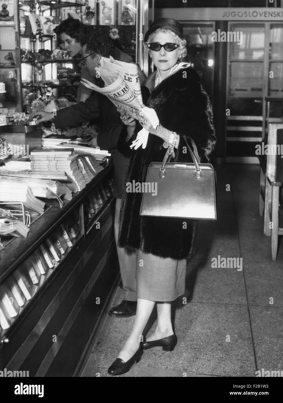Clare Booth Luce, an einem Kiosk am Flughafen Paris Orly vor dem Einsteigen in ein Flugzeug nach Rom. 12. September 1957. (CSU 2015 8 588) Stockfoto
