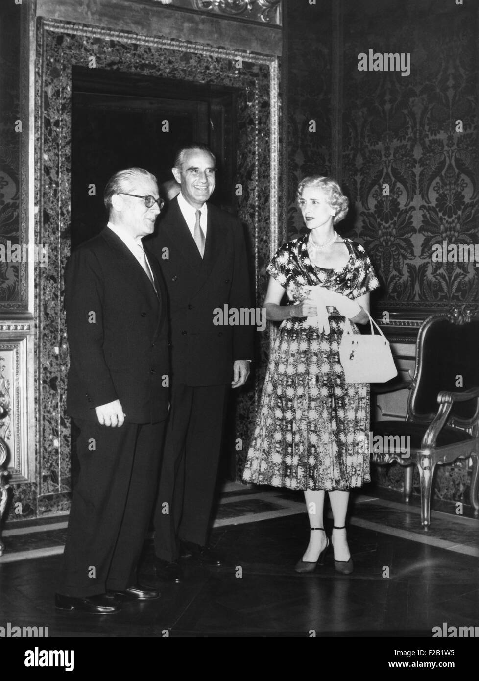 US-Botschafter Clare Booth Luce, war die erste Frau, als ein US-Botschafter zu dienen. L-r: der italienische Staatspräsident Giovanni Gronchi; New Yorker Gouverneur Averill Harriman; und Botschafter Luce. März 1955. (CSU 2015 8 587) Stockfoto