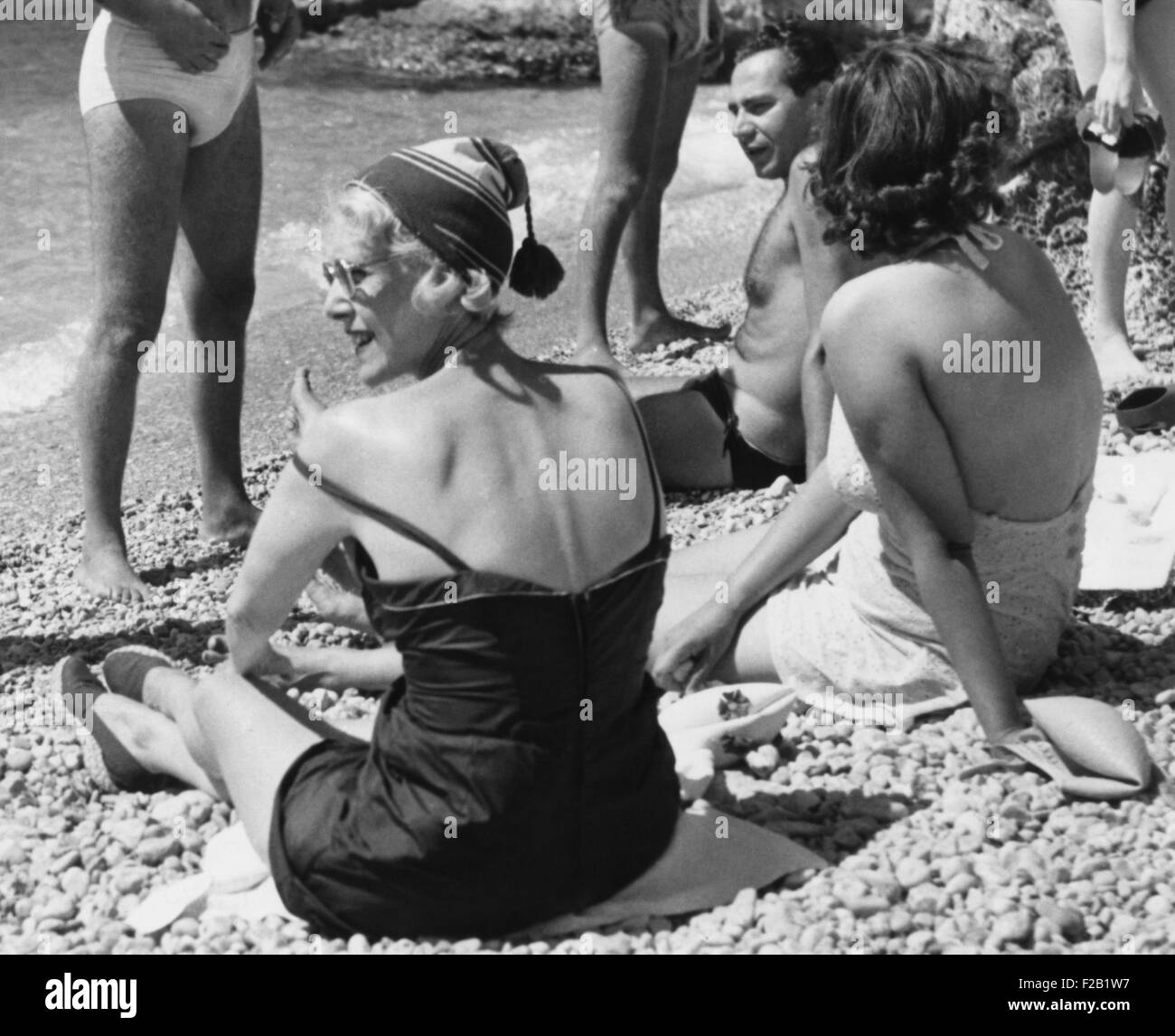 Clare Booth Luce (Hut) entspannt mit Freunden am Strand auf der Insel Capri, Italien. 28. August 1953. Sie diente als US-Botschafter in Italien von Mai 1953 bis April 1956. (CSU 2015 8 586) Stockfoto