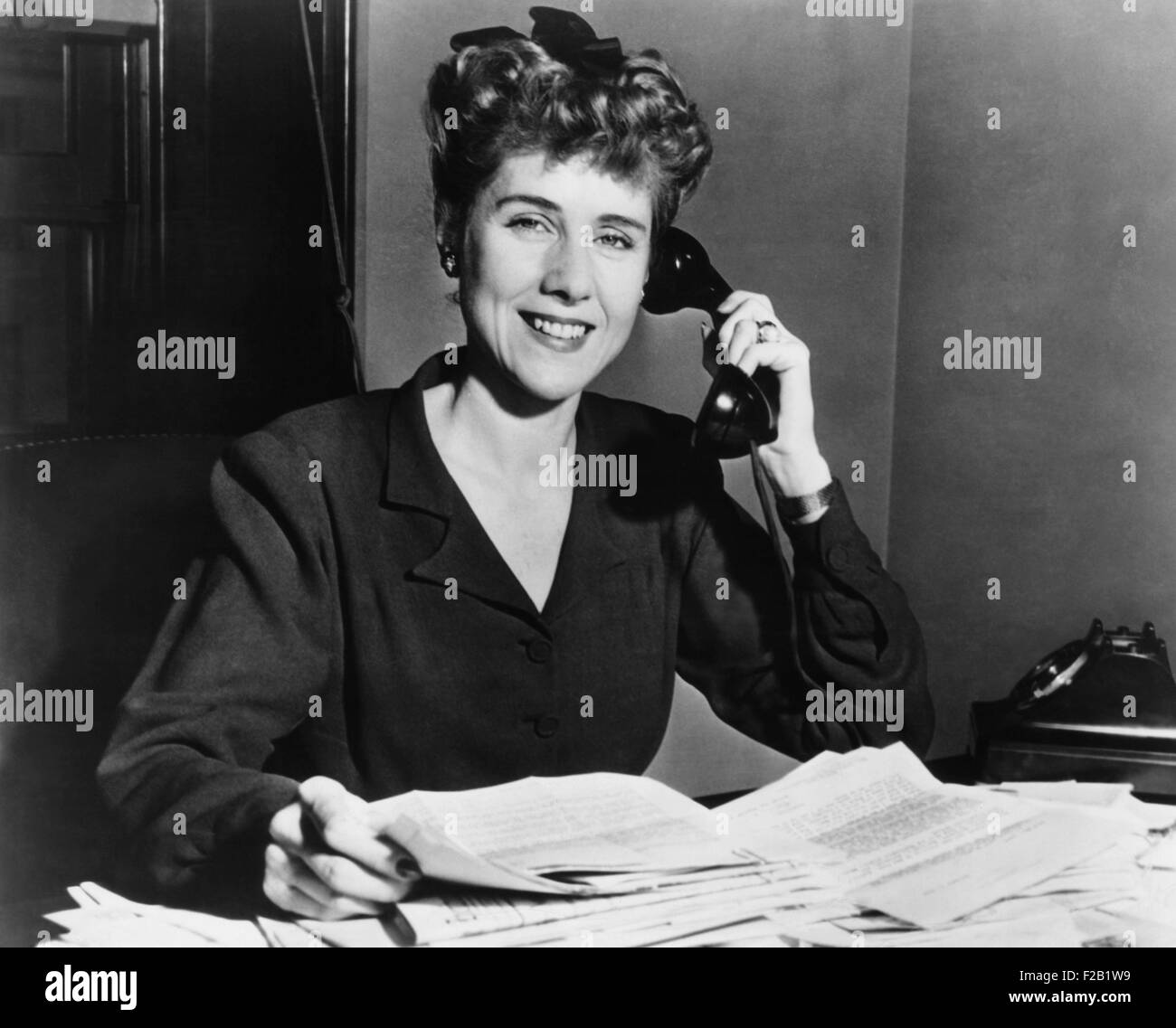 Clare Booth Luce am Schreibtisch, ca. 1947. Sie suchte nicht Wiederwahl in den Kongress im Jahr 1946 aber blieb politisch aktiv und zog weiter, direkt innerhalb der Republikanischen Partei. (CSU 2015 8 585) Stockfoto