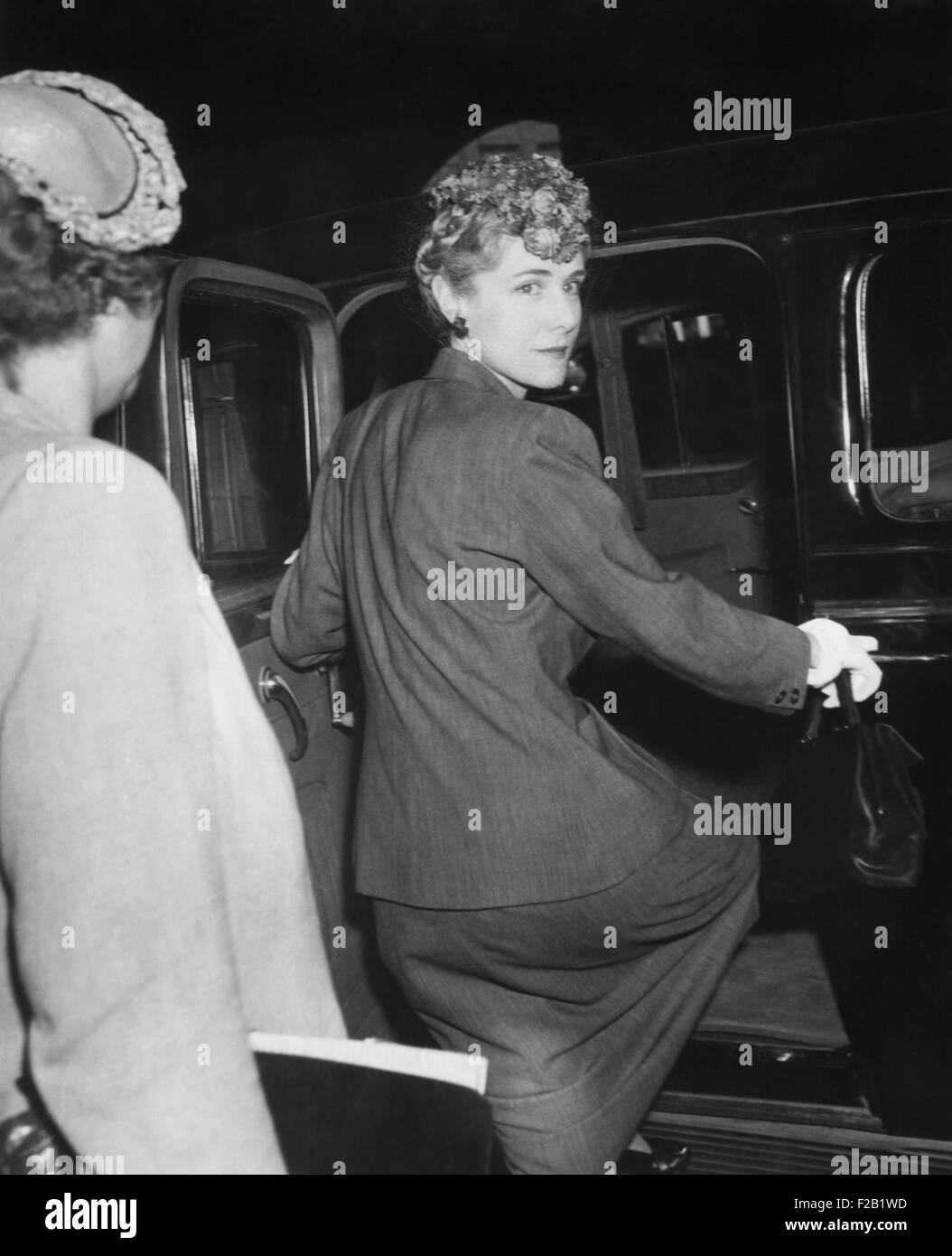 Kongressabgeordnete Clare Booth Luce kommt in Chicago für die Republican National Convention. 6. Juni 1944. Bevor sie ehemalige Präsident Herbert Hoover eingeführt, Griffen sie die Roosevelt Leitung verspätete Vorbereitung für den zweiten Weltkrieg und zum üben ein-Mann-Diplomatie. (CSU 2015 8 582) Stockfoto