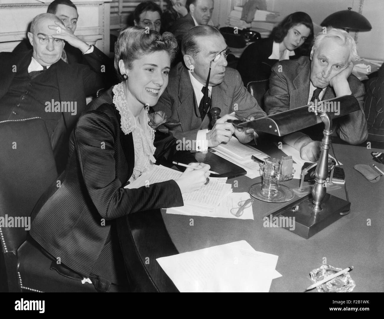 Clara Booth Luce, in Lend Lease Bill Erweiterung Anhörungen am 16. Februar 1943. Kongressabgeordnete Booth sagte vor dem House Committee on Foreign Relations. L-r: Rep Luther Johnson, Texas; Rep Clare Booth Luce, Connecticut; Rep Saul Bloom, New York; und Rep Charles Eaton, New Jersey. (CSU 2015 8 580) Stockfoto