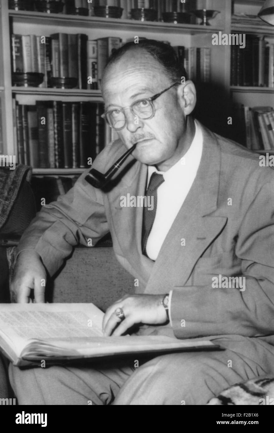 Owen Lattimore, fernöstlichen Gelehrter, in der Bibliothek seines Hauses in Baltimore. 9. Juli 1954. Er kämpfte Joseph McCarthys und der McCarren Ausschuss Gebühren von April 1950-1954 und wurde letztlich gelöscht. Er setzte seine ostasiatischen Gelehrsamkeit und Unterricht in Großbritannien. (CSU 2015 8 574) Stockfoto