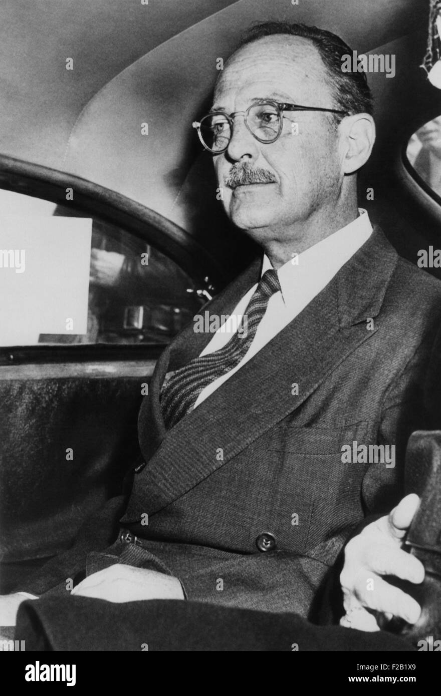 Owen Lattimore, bei Federal District Court nach Schriftsatz unschuldige Schriftsatz liegen Senat im Jahr 1950. 12. Dezember 1952. Im Jahr 1953 alle Stockfoto