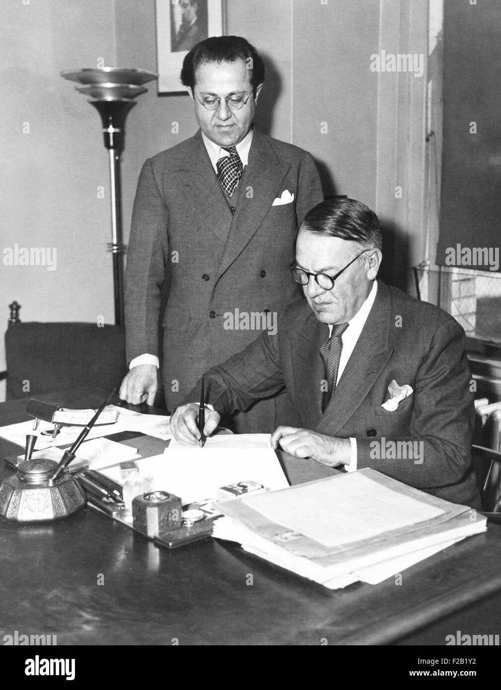 Hugh Johnson mit Monte Ferris Bourjaily, General Manager von United Features Syndicate. Nach seiner Entlassung durch FDR als NRA-Administrator Johnson nahm seine Karriere als Schriftsteller Magazin und angemeldet als politischer Kolumnist mit United Features Syndicate. Ca. März 1935. (CSU 2015 7 388) Stockfoto