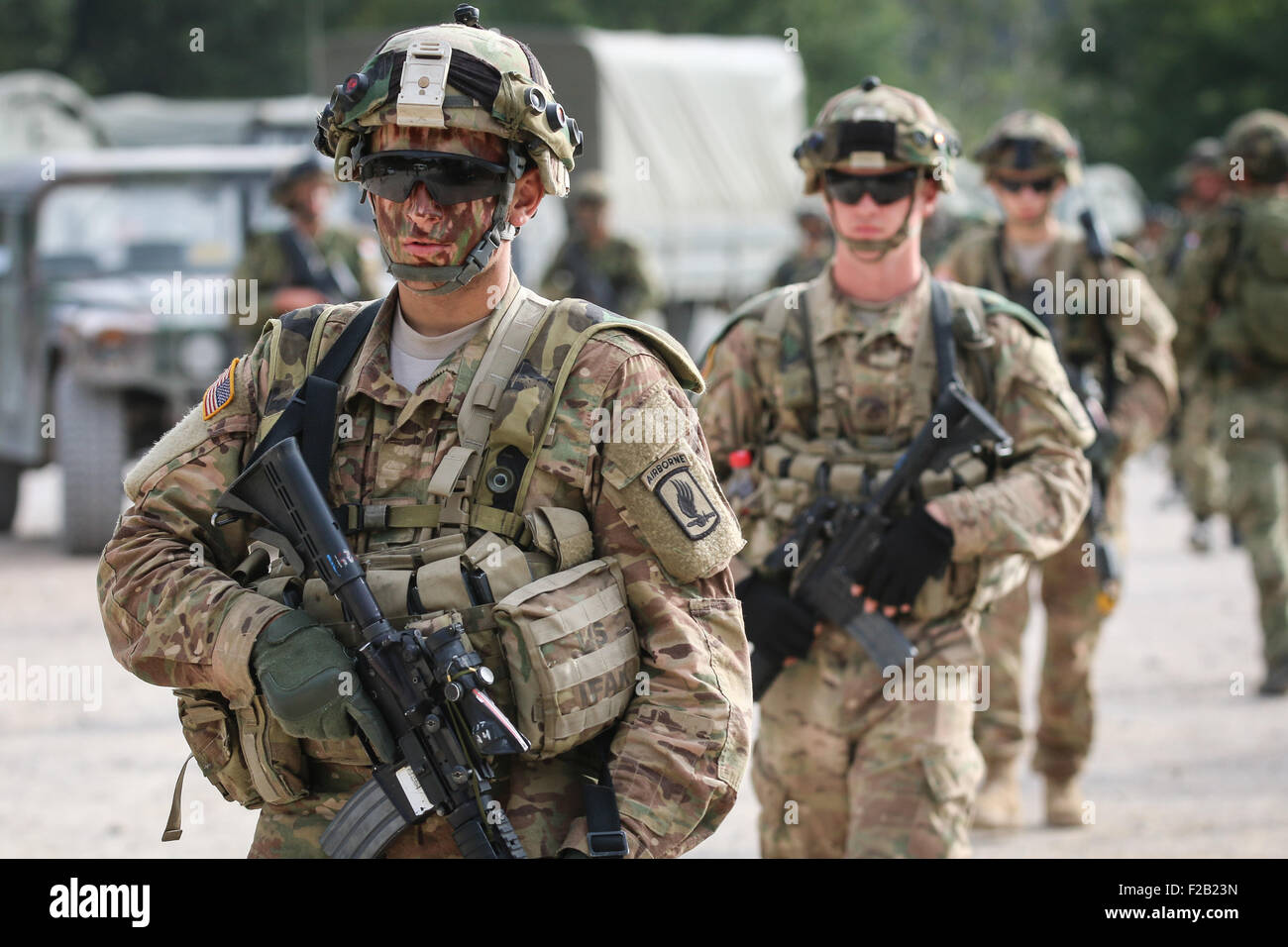 US Army 173rd Airborne Brigade Soldaten gehen Sie in das Feld zur Teilnahme an Übung Sofortreaktion 14. September 2015 in Slunj, Kroatien. Sofortige Reaktion ist eine multinationale Bereich Trainingsübung in Kroatien und Slowenien. Stockfoto