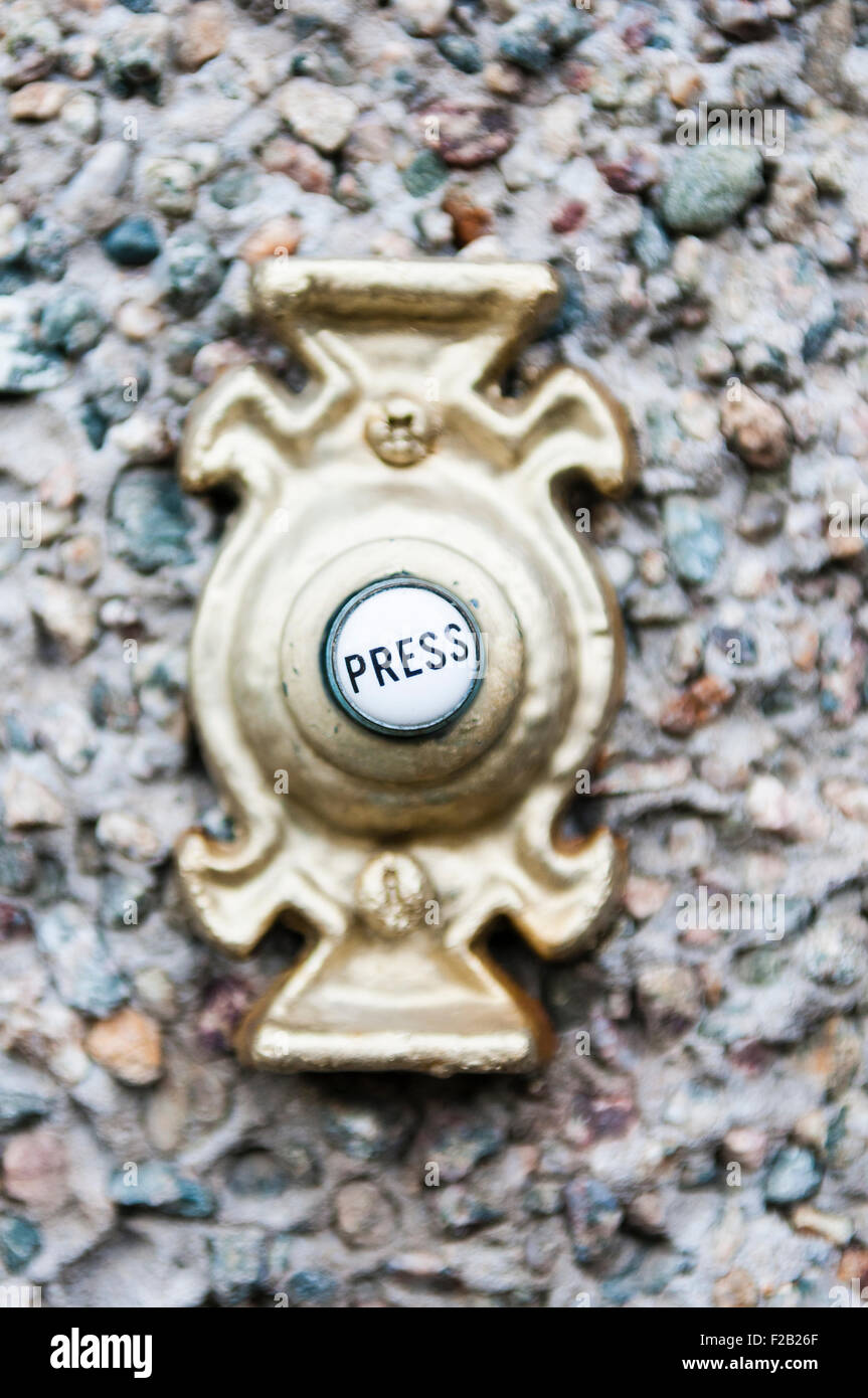 "Press" auf die Schaltfläche von einer Türklingel. Stockfoto